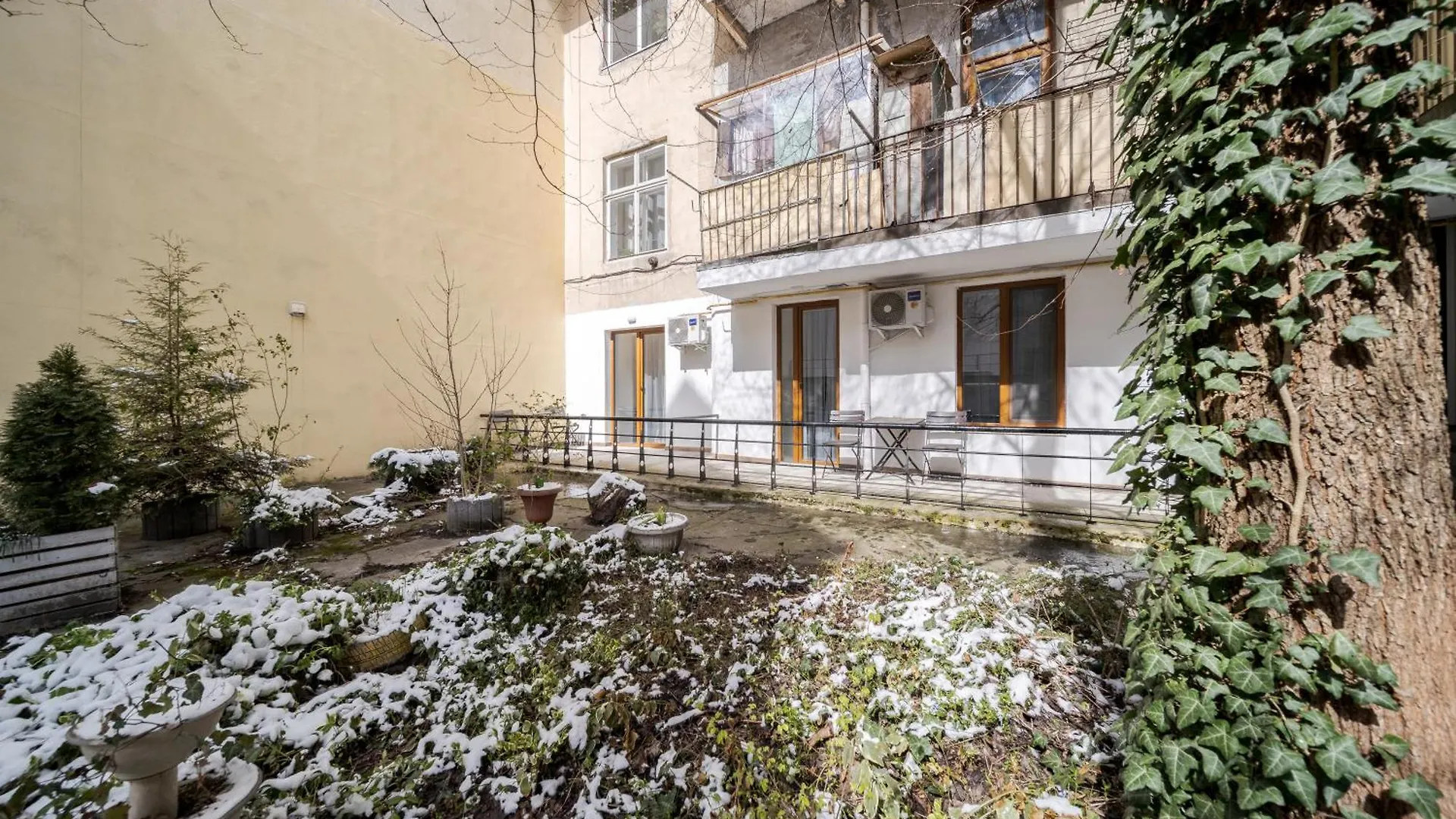 DeMar Apart Violet Lviv